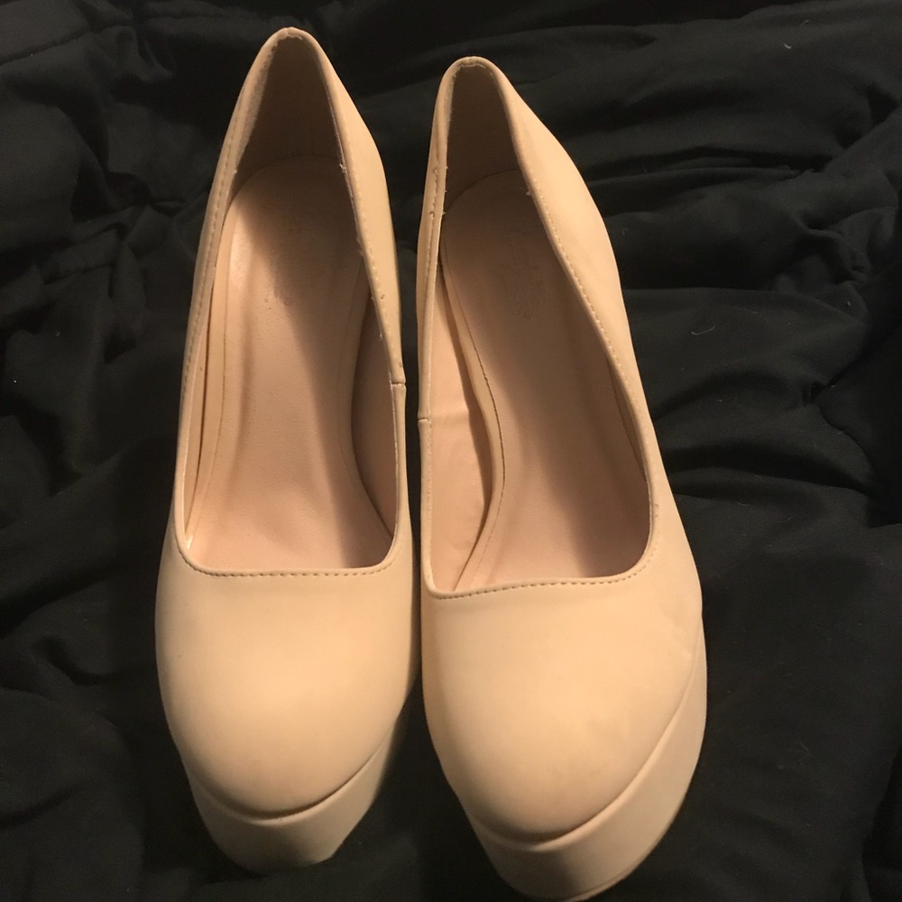 Nude heeled shoes